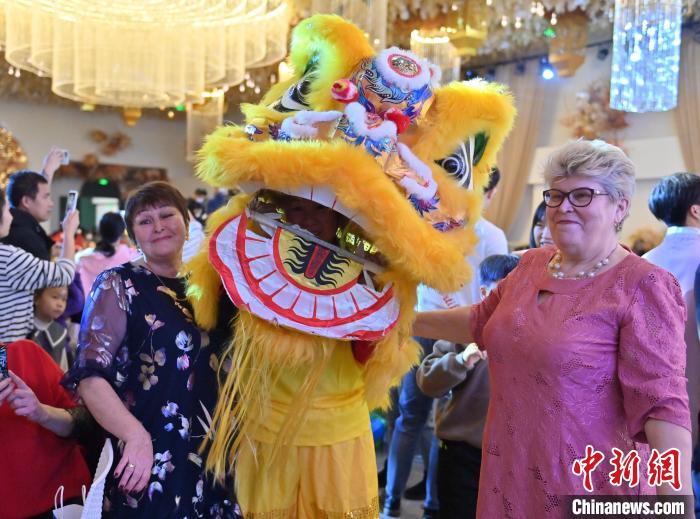 獅子舞の獅子と記念寫真を撮影するロシア人観光客（撮影?張瑤）。