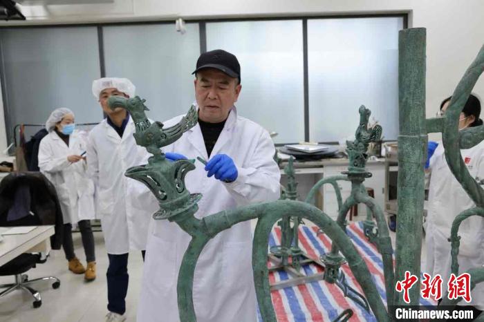 青銅神樹のレプリカ制作の様子（寫真提供?三星堆博物館）。